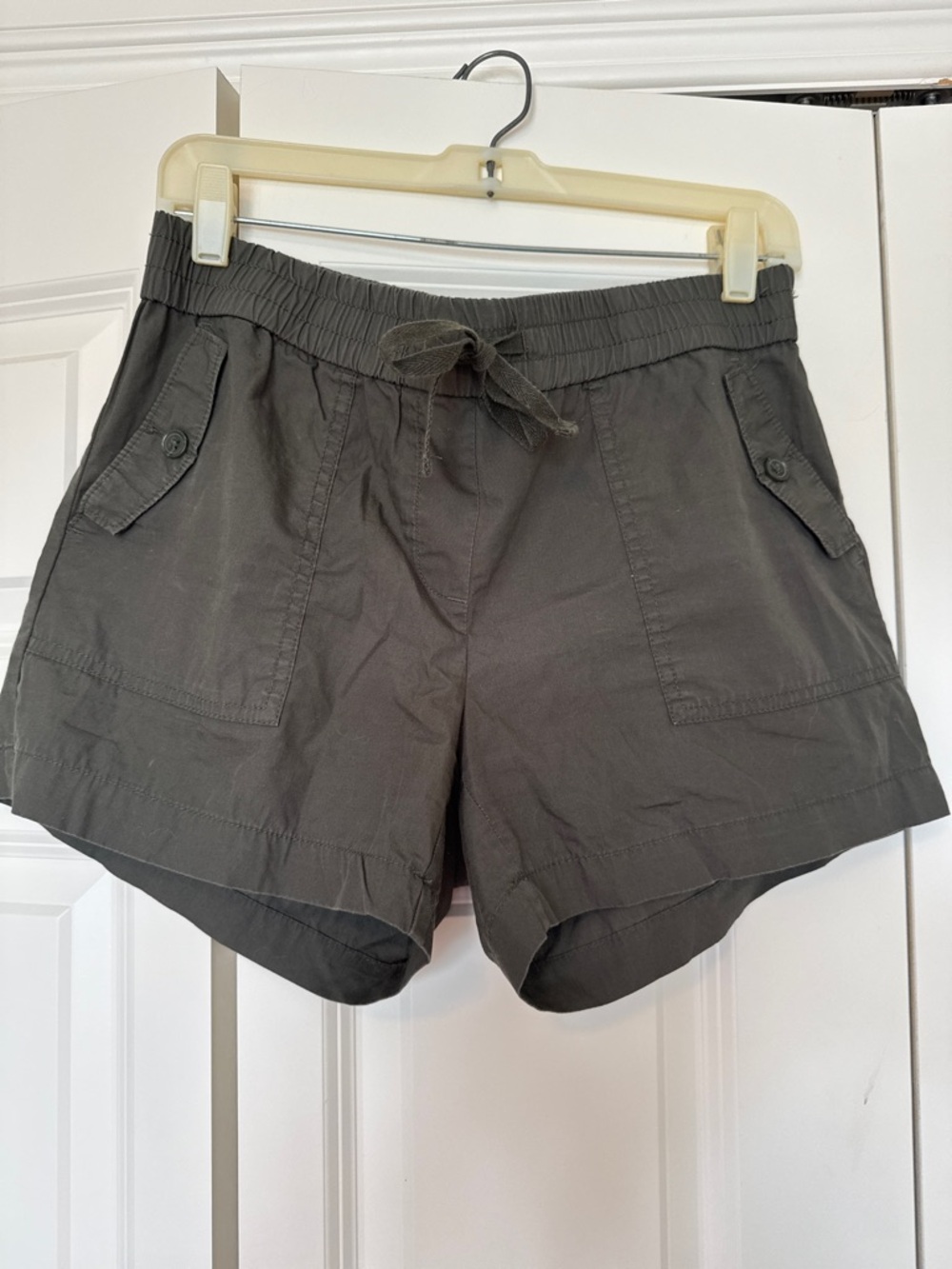 LOFT Women’s Drawstring Cargo Utility Shorts in Olive Green Size S